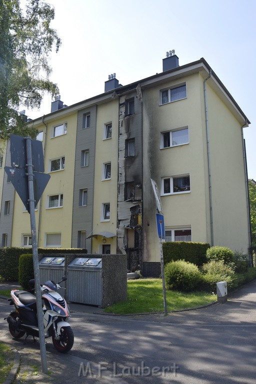 Rollerbrand dann Feuer 1 Fassadenbrand Koeln Gremberg Kroppergasse P56.JPG - Miklos Laubert